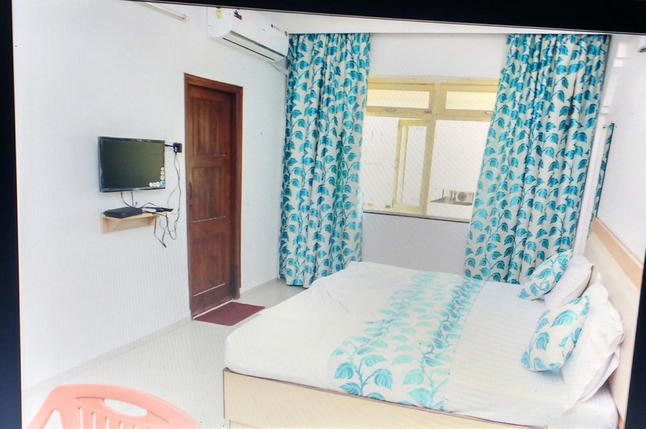 Hotel Sunrise Панаджи Екстериор снимка