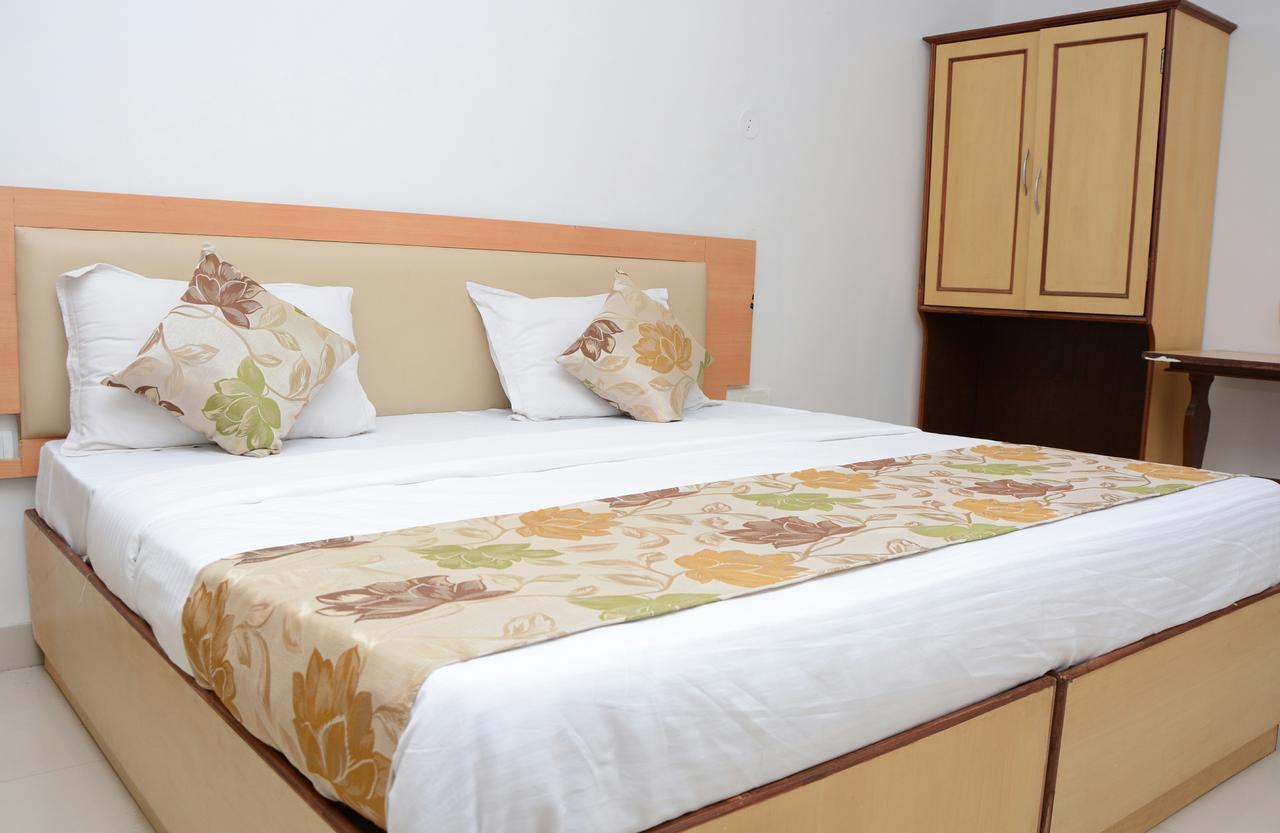 Hotel Sunrise Панаджи Екстериор снимка