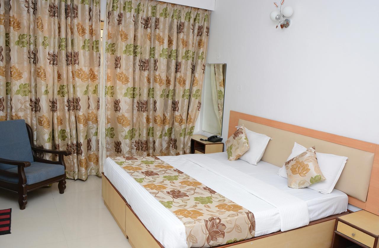 Hotel Sunrise Панаджи Екстериор снимка